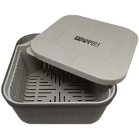 Cutie FEEDER BAIT Cu Sita Si Capac Pentru Peleti, 1.9L, 17x17x9cm