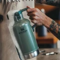 Termos Stanley pentru bere The Easy-Pour Growler Hammertone Green 1.9L  Termos Stanley pentru bere The Easy-Pour Growler Hammertone Green 1.9L